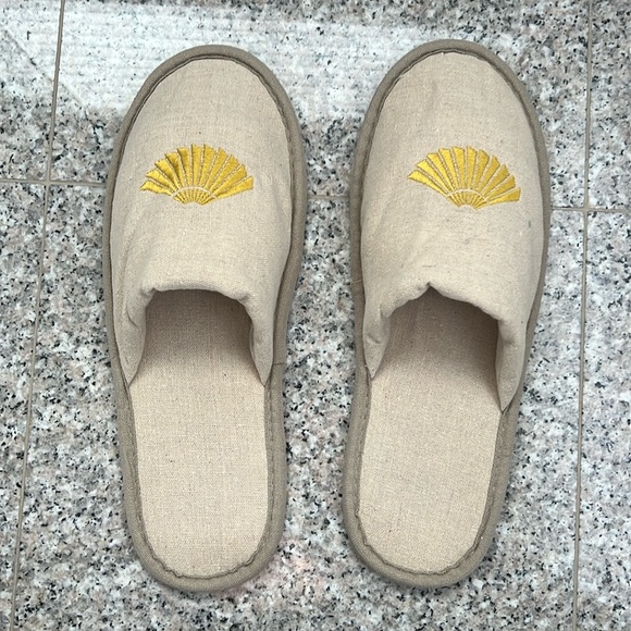 NWT Mandarin Oriental Taipei Hotel amenities with burlap padded slippers size11” - Picture 12 of 16